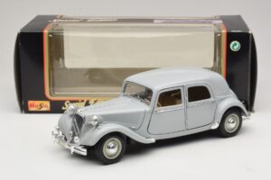 Citroen 15CV Six Gris Maisto 1:18 31837 Métal Moulé — image 8 sur 8