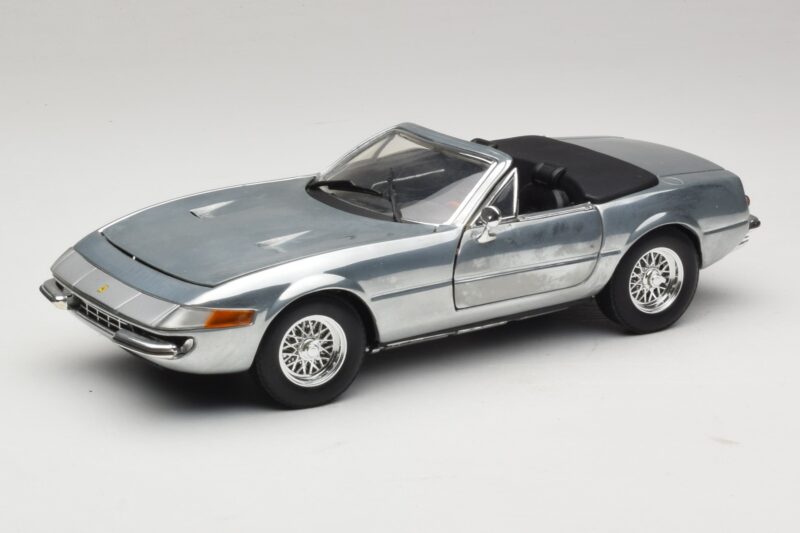 Ferrari 365 GTS Chrome Silver Hot Wheels 1:18 25738 Métal Moulé