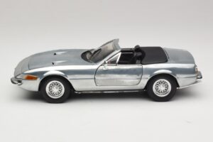 Ferrari 365 GTS Chrome Silver Hot Wheels 1:18 25738 Métal Moulé — image 4 sur 8