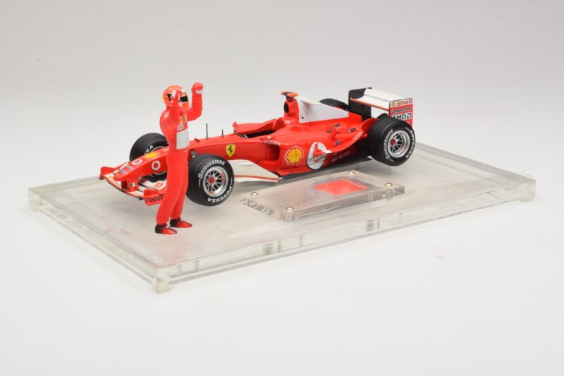 Ferrari F2004 #1 M. Schumacher F1 World Champion 2004 Avec Combinaison De Course Hot Wheels 1:18 B66221 Métal Moulé