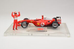 Ferrari F2004 #1 M. Schumacher F1 World Champion 2004 Avec Combinaison De Course Hot Wheels 1:18 B66221 Métal Moulé — image 3 sur 6