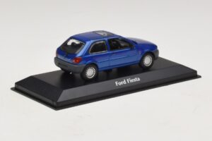 Ford Fiesta Mk4 Bleu Métallisé Maxichamps 1:43 940085061 Métal Moulé — image 2 sur 5