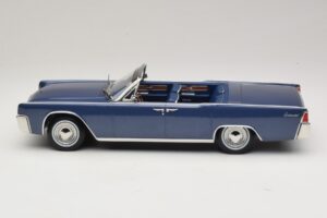 Lincoln Continental Convertible Bleu Métallisé The Lincoln Lawyer KK-Scale 1:18 KKDC181522 Métal Moulé — image 4 sur 7