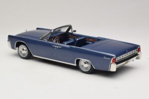 Lincoln Continental Convertible Bleu Métallisé The Lincoln Lawyer KK-Scale 1:18 KKDC181522 Métal Moulé — image 6 sur 7