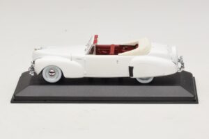 Lincoln Continental Cabriolet Blanc Minichamps 1:43 Lincoln Continental Cabriolet Blanc Minichamps 1:43 400082501 Métal Moulé