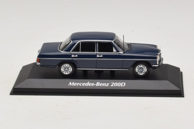 Mercedes 200D W115 Bleu Maxichamps 1:43 940034000 Métal Moulé