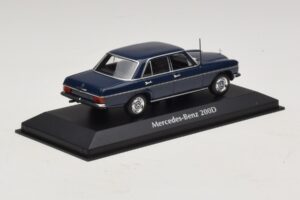 Mercedes 200D W115 Bleu Maxichamps 1:43 940034000 Métal Moulé — image 2 sur 5