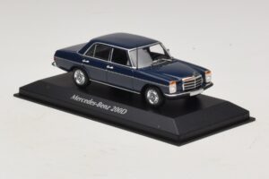 Mercedes 200D W115 Bleu Maxichamps 1:43 940034000 Métal Moulé — image 3 sur 5