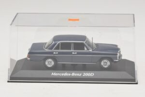 Mercedes 200D W115 Bleu Maxichamps 1:43 940034000 Métal Moulé — image 4 sur 5