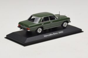 Mercedes 200D W115 Vert Foncé Maxichamps 1:43 940034001 Métal Moulé — image 2 sur 5