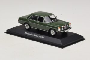 Mercedes 200D W115 Vert Foncé Maxichamps 1:43 940034001 Métal Moulé — image 3 sur 5