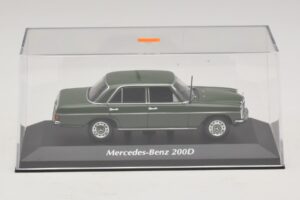 Mercedes 200D W115 Vert Foncé Maxichamps 1:43 940034001 Métal Moulé — image 4 sur 5
