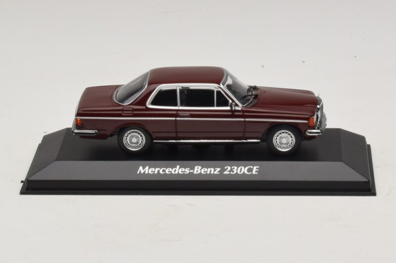 Mercedes 230 CE C123 Rouge Maxichamps 1:43 Mercedes 230 CE C123 Rouge Maxichamps 1:43 940032221 Métal Moulé