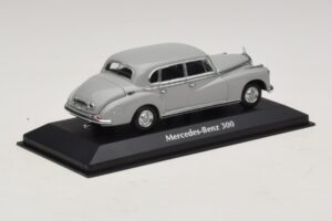 Mercedes 300 W186 Gris Maxichamps 1:43 940039061 Métal Moulé — image 2 sur 5