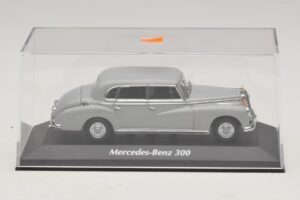 Mercedes 300 W186 Gris Maxichamps 1:43 940039061 Métal Moulé — image 4 sur 5