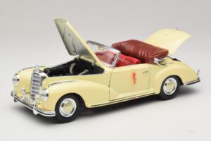 Mercedes 300S Crème Maisto 1:18 31806 Métal Moulé — image 2 sur 8