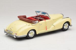 Mercedes 300S Crème Maisto 1:18 31806 Métal Moulé — image 3 sur 8
