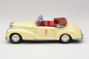 Mercedes 300S Crème Maisto 1:18 31806 Métal Moulé — image 4 sur 8