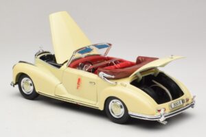 Mercedes 300S Crème Maisto 1:18 31806 Métal Moulé — image 5 sur 8