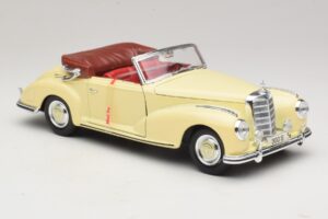 Mercedes 300S Crème Maisto 1:18 31806 Métal Moulé — image 6 sur 8