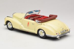 Mercedes 300S Crème Maisto 1:18 31806 Métal Moulé — image 7 sur 8