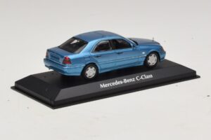 Mercedes C-Class W202 Bleu Métallisé Maxichamps 1:43 940037060 Métal Moulé — image 2 sur 5