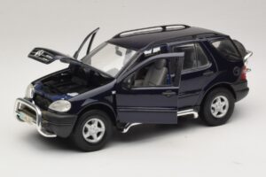 Mercedes ML320 W163 Bleu Maisto 1:18 31847 Métal Moulé — image 2 sur 8