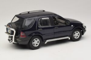 Mercedes ML320 W163 Bleu Maisto 1:18 31847 Métal Moulé — image 3 sur 8