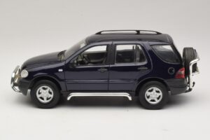 Mercedes ML320 W163 Bleu Maisto 1:18 31847 Métal Moulé — image 4 sur 8