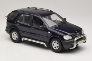 Mercedes ML320 W163 Bleu Maisto 1:18 31847 Métal Moulé — image 6 sur 8