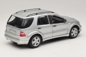 Mercedes ML55 AMG W163 Argent Maisto 1:18 31876-P1 Métal Moulé — image 3 sur 8