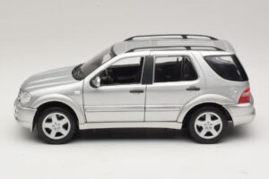 Mercedes ML55 AMG W163 Argent Maisto 1:18 31876-P1 Métal Moulé — image 4 sur 8
