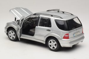 Mercedes ML55 AMG W163 Argent Maisto 1:18 31876-P1 Métal Moulé — image 5 sur 8