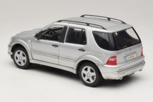 Mercedes ML55 AMG W163 Argent Maisto 1:18 31876-P1 Métal Moulé — image 7 sur 8