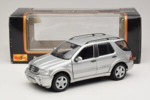 Mercedes ML55 AMG W163 Argent Maisto 1:18 31876-P1 Métal Moulé — image 8 sur 8