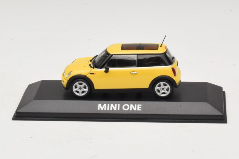 Mini Cooper S R53 Liquid Yellow Avec Toit Panoramique Minichamps 1:43 Mini Cooper S R53 Liquid Yellow Avec Toit Panoramique Minichamps 1:43 MINI013 Métal Moulé