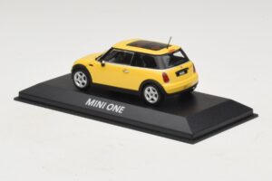 Mini Cooper S R53 Liquid Yellow Avec Toit Panoramique Minichamps 1:43 MINI013 Métal Moulé — image 3 sur 4