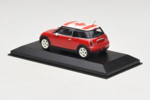Mini Cooper S R53 Rouge Avec Drapeau Canadien Minichamps 1:43 MINI017 Métal Moulé — image 3 sur 5