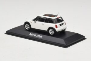 Mini Cooper S R53 Blanc Avec Toit Panoramique Minichamps 1:43 MINI020 Métal Moulé — image 3 sur 5