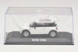 Mini Cooper S R53 Blanc Avec Toit Panoramique Minichamps 1:43 MINI020 Métal Moulé — image 4 sur 5