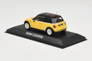 Mini Cooper S R53 Jaune Avec Toit Noir Minichamps 1:43 MINI031 Métal Moulé — image 3 sur 4