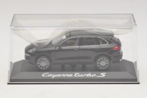 Porsche Cayenne 958 Turbo S Noir Minichamps 1:43 WAP0200220E Métal Moulé — image 4 sur 5