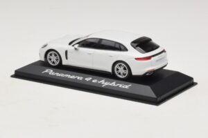 Porsche Panamera 971 4 E-Hybrid Blanc Minichamps 1:43 WAP0207620H Métal Moulé — image 3 sur 5