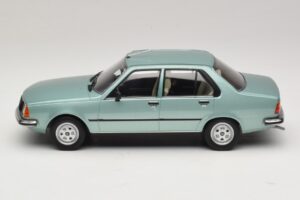 Renault 18 Vert Clair MCG 1:18 MCG18596 Métal Moulé — image 3 sur 6