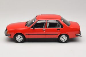 Renault 18 Rouge MCG 1:18 MCG18595 Métal Moulé — image 3 sur 6