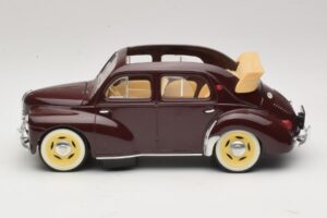 Renault 4CV Marron Solido 1:18 8048 Métal Moulé — image 3 sur 6
