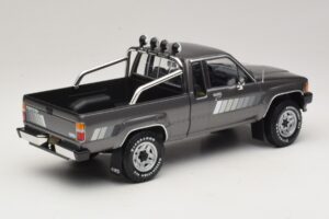 Toyota Hilux N50 Xtra Cab 4x4 Gris Métallisé KK-Scale 1:18 KKDC181563 Métal Moulé — image 2 sur 6