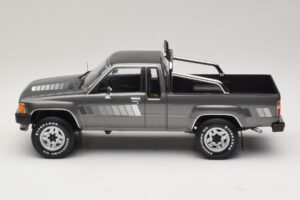 Toyota Hilux N50 Xtra Cab 4x4 Gris Métallisé KK-Scale 1:18 KKDC181563 Métal Moulé — image 3 sur 6