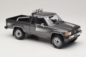 Toyota Hilux N50 Xtra Cab 4x4 Gris Métallisé KK-Scale 1:18 KKDC181563 Métal Moulé — image 4 sur 6