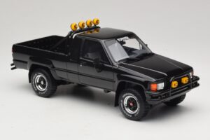 Toyota Hilux N60 SR5 Back to the Future II Noir Brillant Otto 1:18 OT481 Résine — image 4 sur 6